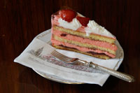 Erdbeeretorte mit Sahne